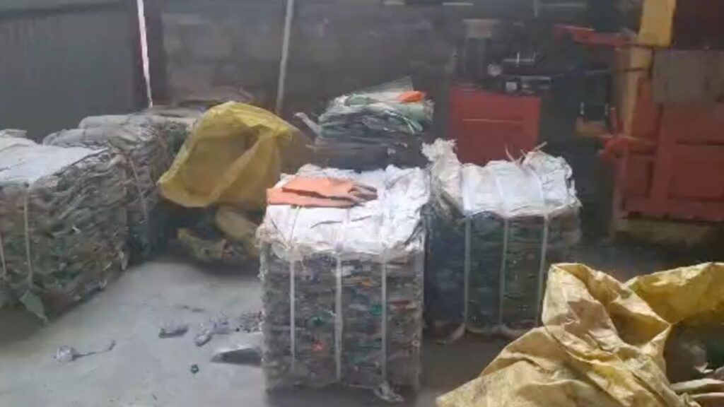 केदारनाथ धाम में सफाई अभियान के दौरान प्लास्टिक कचरा एकत्रित करते सफाई कर्मचारी