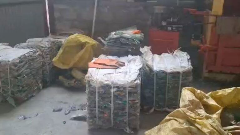 केदारनाथ धाम में सफाई अभियान के दौरान प्लास्टिक कचरा एकत्रित करते सफाई कर्मचारी