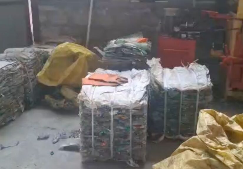 केदारनाथ धाम में सफाई अभियान के दौरान प्लास्टिक कचरा एकत्रित करते सफाई कर्मचारी