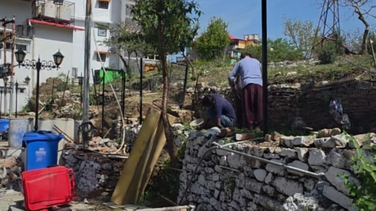  खुर्पाताल में जिला विकास प्राधिकरण द्वारा अतिक्रमण हटाने की कार्रवाई