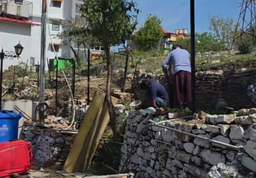  खुर्पाताल में जिला विकास प्राधिकरण द्वारा अतिक्रमण हटाने की कार्रवाई