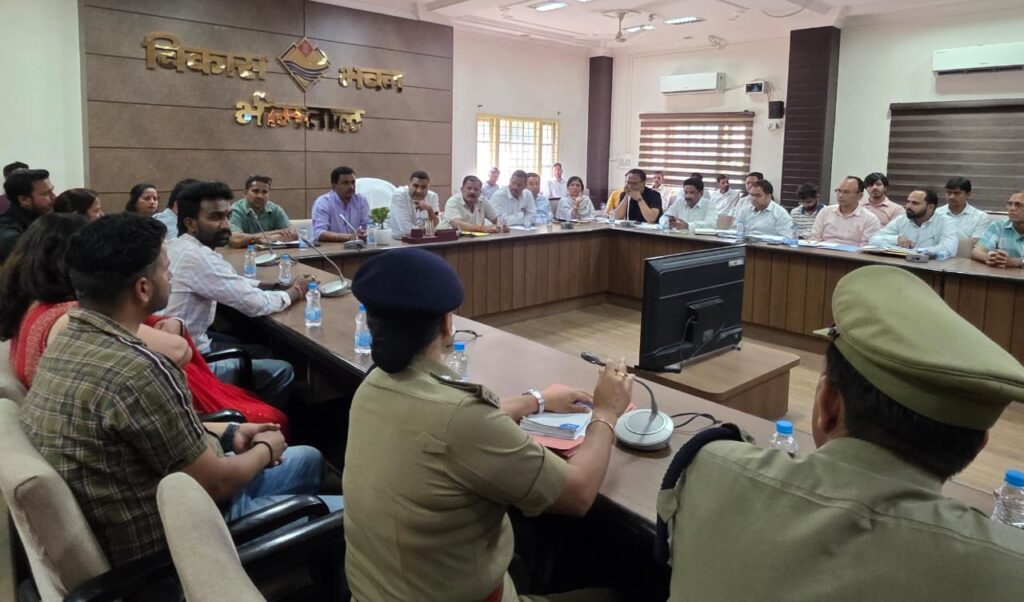 Cabinet Minister Ram Singh Kaida meeting with Police officials in Bhimtal regarding Love Jihad case.