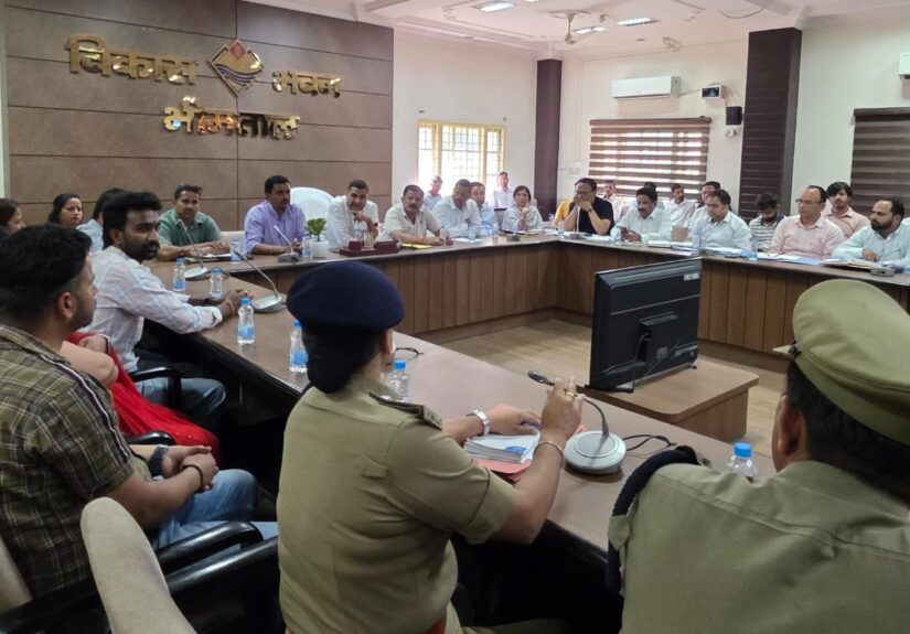 Cabinet Minister Ram Singh Kaida meeting with Police officials in Bhimtal regarding Love Jihad case.
