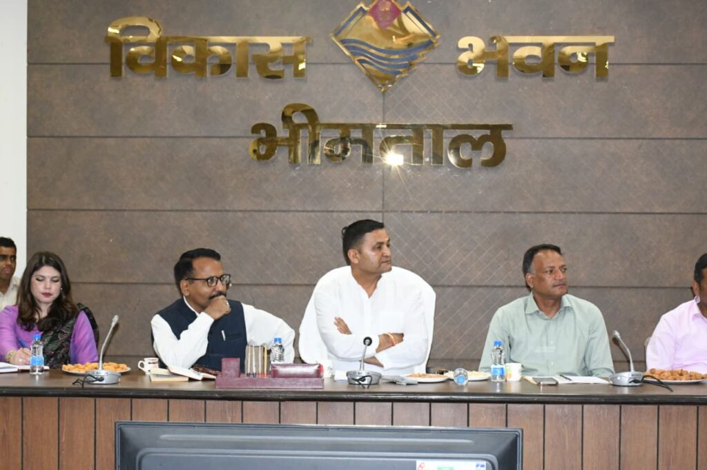 भीमताल विकास भवन में नैनीताल जिले की समीक्षा बैठक लेते मंत्री राम सिंह कैड़ा और अधिकारी