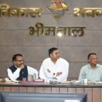 भीमताल विकास भवन में नैनीताल जिले की समीक्षा बैठक लेते मंत्री राम सिंह कैड़ा और अधिकारी