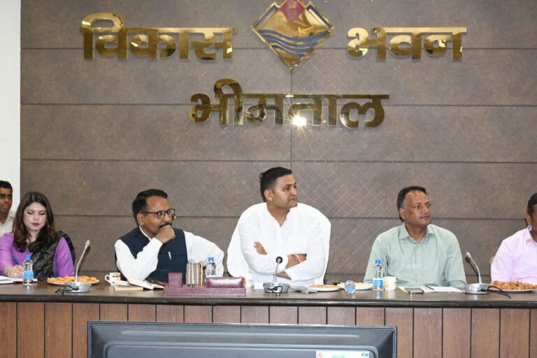 भीमताल विकास भवन में नैनीताल जिले की समीक्षा बैठक लेते मंत्री राम सिंह कैड़ा और अधिकारी