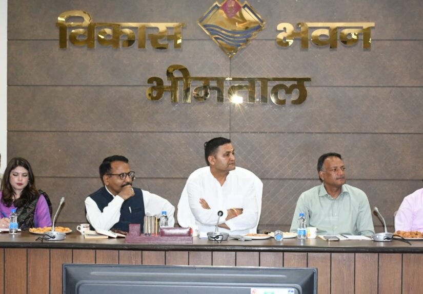 भीमताल विकास भवन में नैनीताल जिले की समीक्षा बैठक लेते मंत्री राम सिंह कैड़ा और अधिकारी