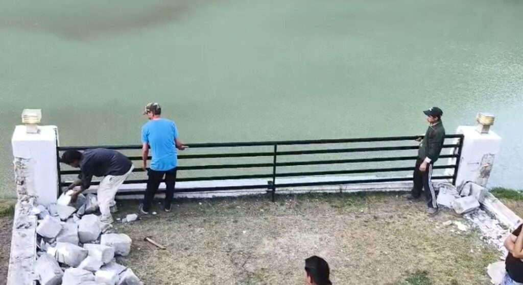 खुर्पाताल नैनीताल में अतिक्रमण हटाते हुए जिला विकास प्राधिकरण की टीम