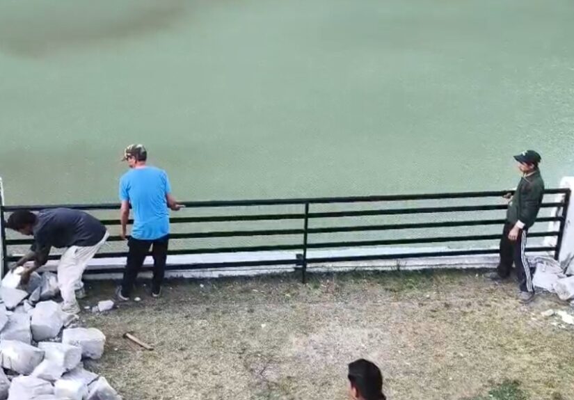 खुर्पाताल नैनीताल में अतिक्रमण हटाते हुए जिला विकास प्राधिकरण की टीम