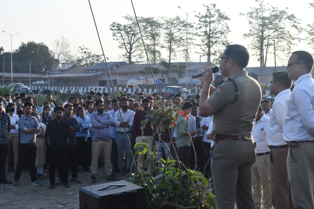 लालकुआं मदरसन कंपनी में श्रमिक आंदोलन समाप्त होने के बाद बैठक करते अधिकारी और कर्मचारी