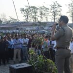 लालकुआं मदरसन कंपनी में श्रमिक आंदोलन समाप्त होने के बाद बैठक करते अधिकारी और कर्मचारी