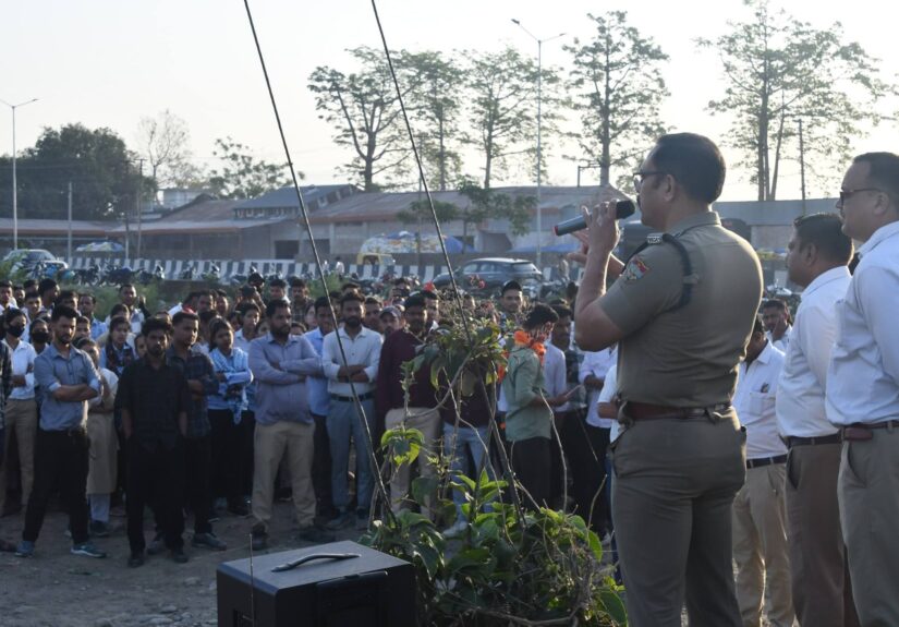 लालकुआं मदरसन कंपनी में श्रमिक आंदोलन समाप्त होने के बाद बैठक करते अधिकारी और कर्मचारी