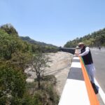 प्रधानमंत्री नरेंद्र मोदी उत्तराखंड में ब्रह्मकमल टोपी पहनकर भाषण देते हुए