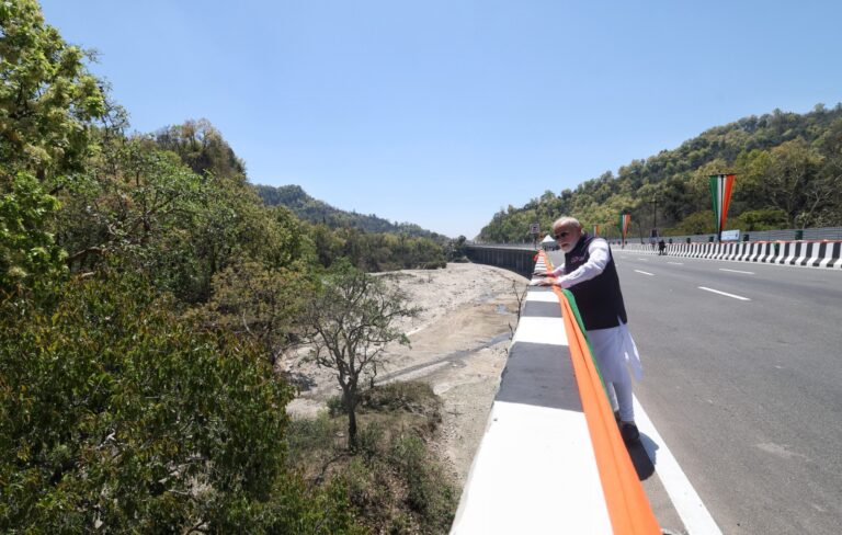 प्रधानमंत्री नरेंद्र मोदी उत्तराखंड में ब्रह्मकमल टोपी पहनकर भाषण देते हुए