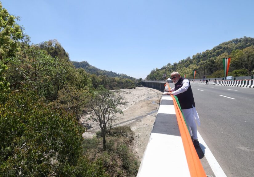 प्रधानमंत्री नरेंद्र मोदी उत्तराखंड में ब्रह्मकमल टोपी पहनकर भाषण देते हुए