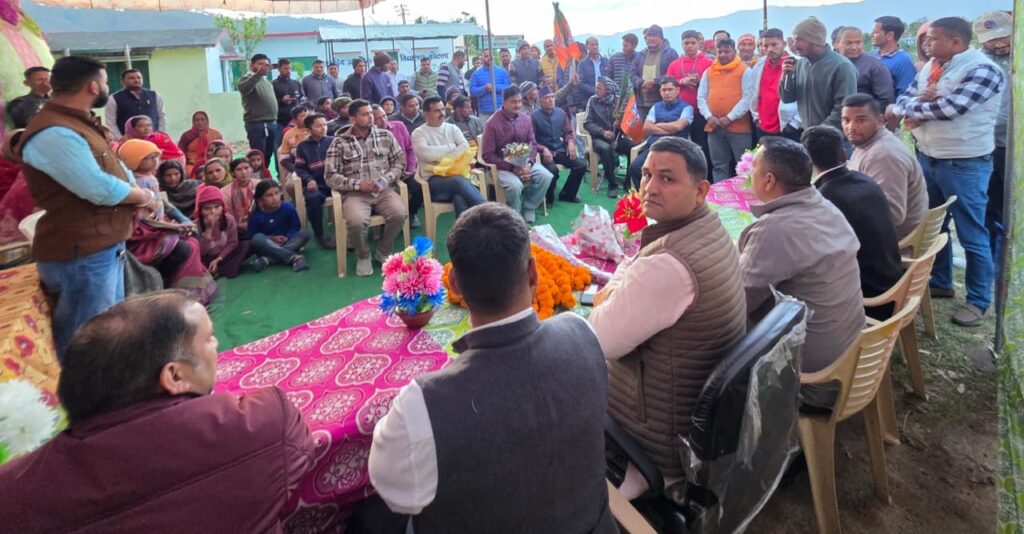 ओलावृष्टि से प्रभावित गांवों का निरीक्षण करते मंत्री राम सिंह कैड़ा