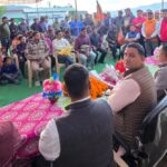 ओलावृष्टि से प्रभावित गांवों का निरीक्षण करते मंत्री राम सिंह कैड़ा