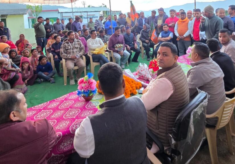 ओलावृष्टि से प्रभावित गांवों का निरीक्षण करते मंत्री राम सिंह कैड़ा