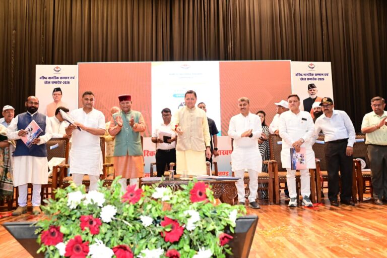 हल्द्वानी में वरिष्ठ नागरिक सम्मान समारोह में बुजुर्गों को सम्मानित करते मुख्यमंत्री पुष्कर सिंह धामी