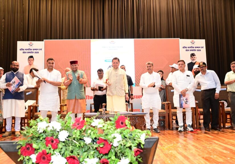 हल्द्वानी में वरिष्ठ नागरिक सम्मान समारोह में बुजुर्गों को सम्मानित करते मुख्यमंत्री पुष्कर सिंह धामी