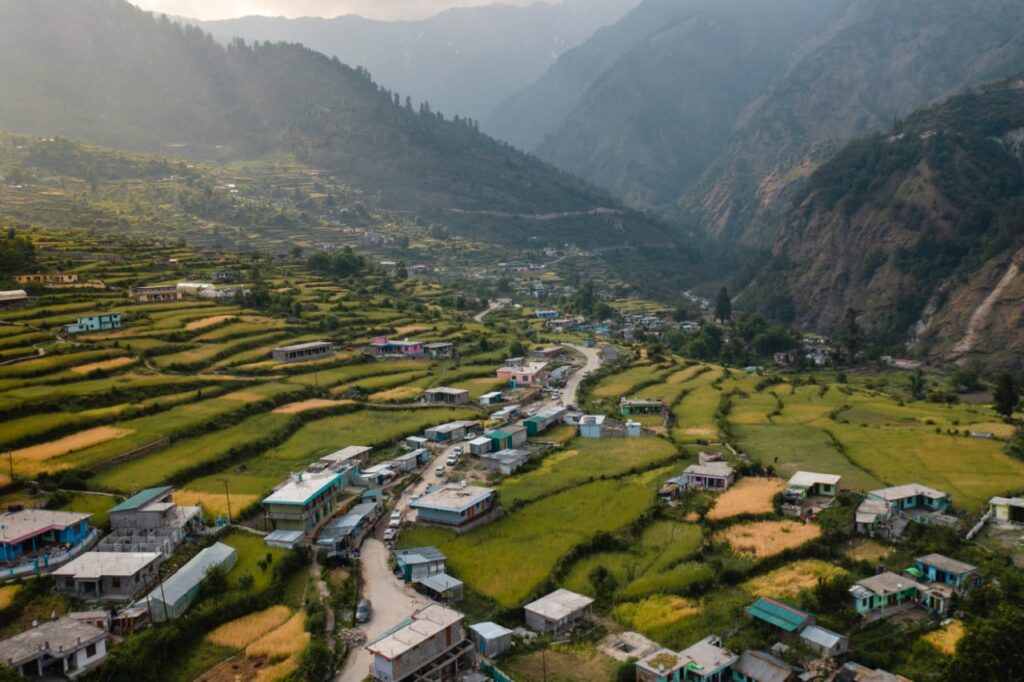 बागेश्वर में आधुनिक खेती करते किसान, पॉलीहाउस और कीवी बागान का दृश्य