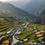 बागेश्वर में आधुनिक खेती करते किसान, पॉलीहाउस और कीवी बागान का दृश्य