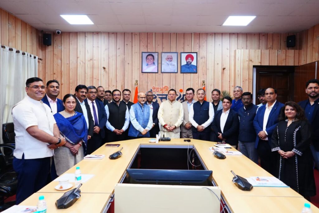 मुख्यमंत्री पुष्कर सिंह धामी डिजिटल इंपॉवरमेंट मीट के आयोजकों से मुलाकात करते हुए