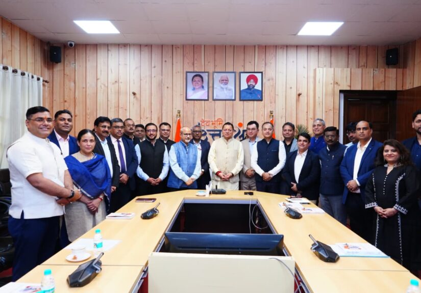 मुख्यमंत्री पुष्कर सिंह धामी डिजिटल इंपॉवरमेंट मीट के आयोजकों से मुलाकात करते हुए