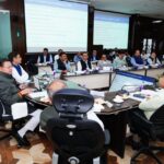 मुख्यमंत्री पुष्कर सिंह धामी UIIDB बैठक में गंगा और शारदा कॉरिडोर परियोजनाओं की समीक्षा करते हुए