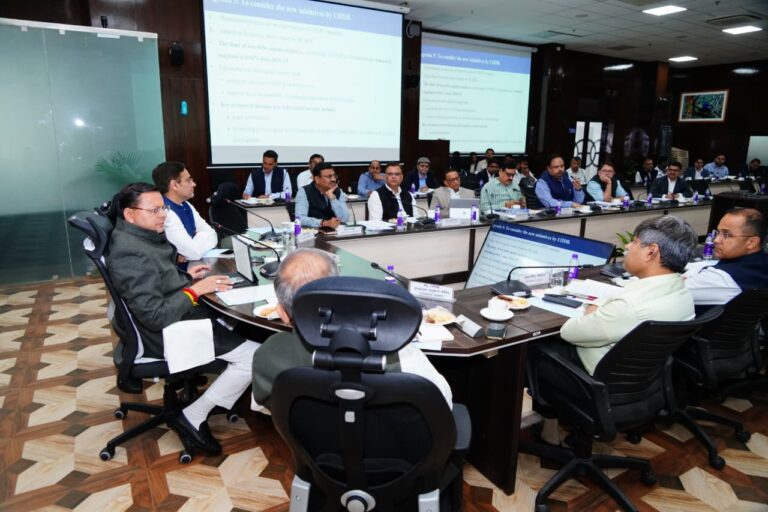 मुख्यमंत्री पुष्कर सिंह धामी UIIDB बैठक में गंगा और शारदा कॉरिडोर परियोजनाओं की समीक्षा करते हुए