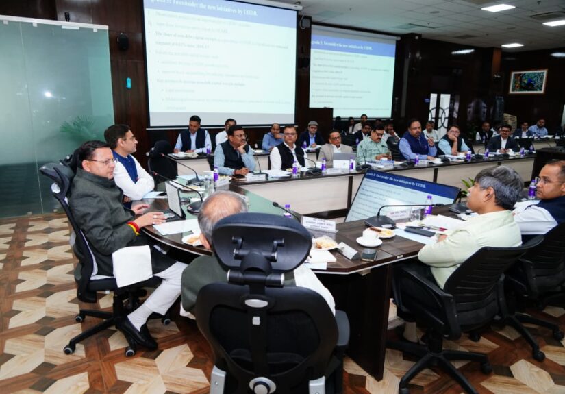 मुख्यमंत्री पुष्कर सिंह धामी UIIDB बैठक में गंगा और शारदा कॉरिडोर परियोजनाओं की समीक्षा करते हुए