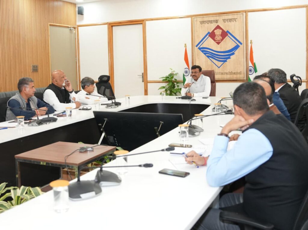 मुख्य सचिव आनंद बर्द्धन सचिवालय में जिलाधिकारियों के साथ बैठक करते हुए