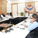 मुख्य सचिव आनंद बर्द्धन सचिवालय में जिलाधिकारियों के साथ बैठक करते हुए