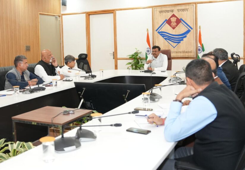 मुख्य सचिव आनंद बर्द्धन सचिवालय में जिलाधिकारियों के साथ बैठक करते हुए