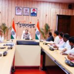 मुख्यमंत्री पुष्कर सिंह धामी डिप्लोमा इंजीनियर्स महासंघ के प्रतिनिधियों के साथ बैठक करते हुए