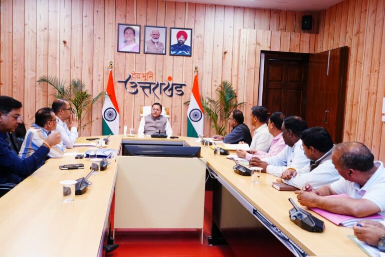 मुख्यमंत्री पुष्कर सिंह धामी डिप्लोमा इंजीनियर्स महासंघ के प्रतिनिधियों के साथ बैठक करते हुए