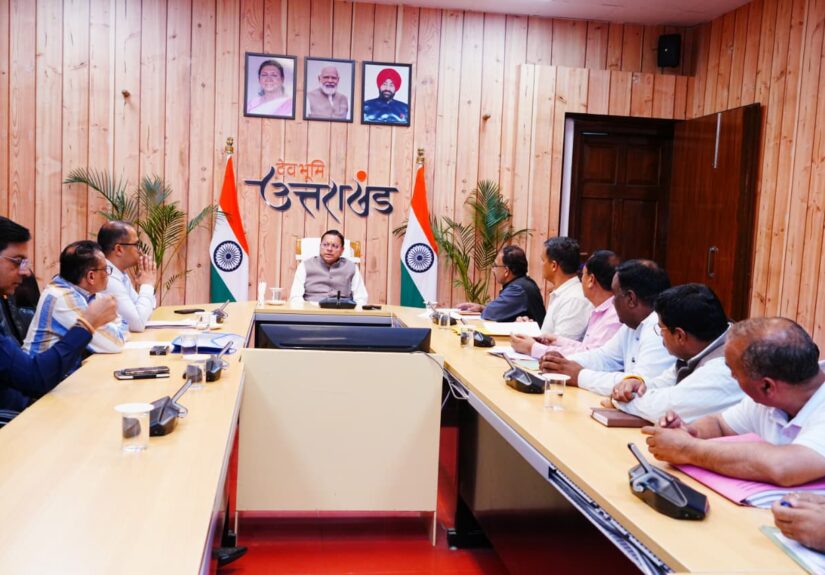 मुख्यमंत्री पुष्कर सिंह धामी डिप्लोमा इंजीनियर्स महासंघ के प्रतिनिधियों के साथ बैठक करते हुए