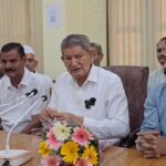हल्द्वानी में मीडिया से बातचीत करते पूर्व मुख्यमंत्री हरीश रावत
