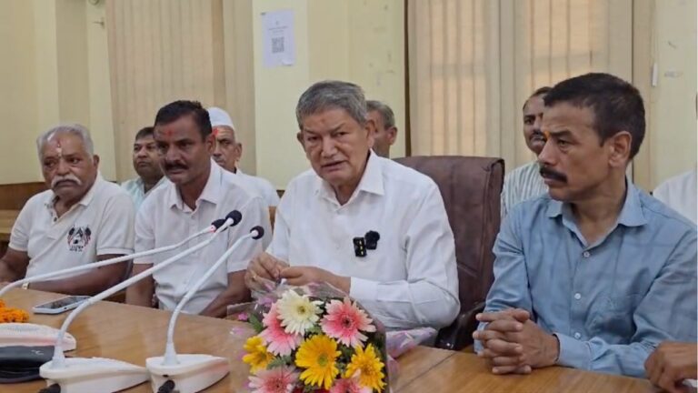 हल्द्वानी में मीडिया से बातचीत करते पूर्व मुख्यमंत्री हरीश रावत