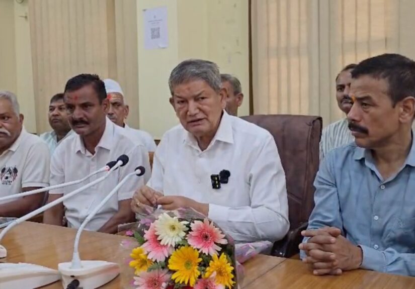 हल्द्वानी में मीडिया से बातचीत करते पूर्व मुख्यमंत्री हरीश रावत