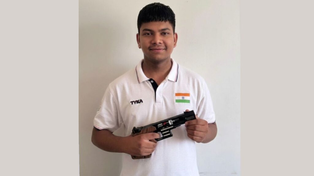 राज सूर्यवंशी शूटिंग चैंपियनशिप में कांस्य पदक जीतने के बाद पिस्टल के साथ