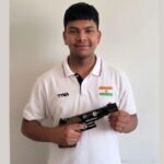 राज सूर्यवंशी शूटिंग चैंपियनशिप में कांस्य पदक जीतने के बाद पिस्टल के साथ