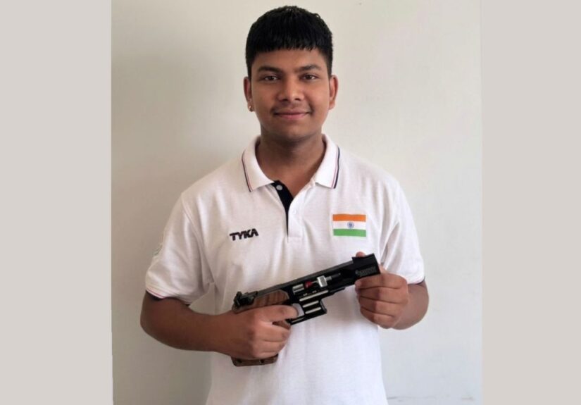 राज सूर्यवंशी शूटिंग चैंपियनशिप में कांस्य पदक जीतने के बाद पिस्टल के साथ
