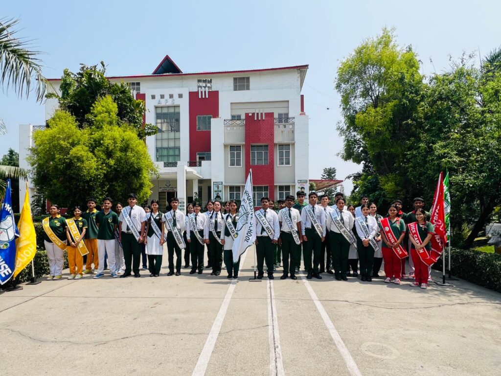 आर्डन प्रोग्रेसिव स्कूल लामाचौड़ में इन्वेस्टिचर सेरेमनी के दौरान चयनित छात्र परिषद