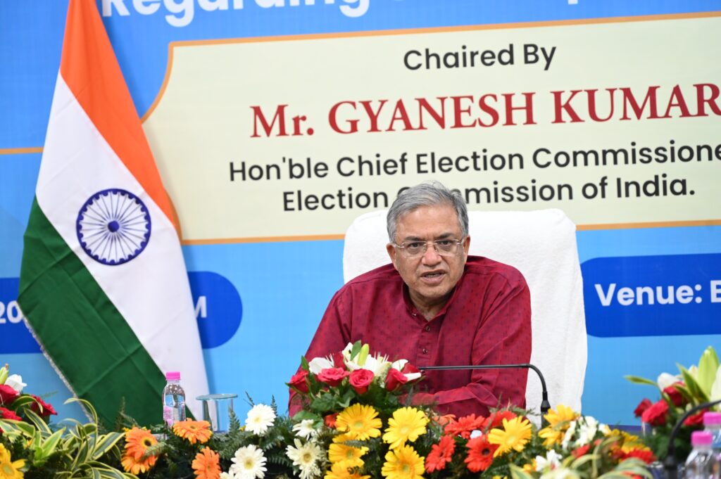 देहरादून में SIR समीक्षा बैठक लेते मुख्य निर्वाचन आयुक्त ज्ञानेश कुमार