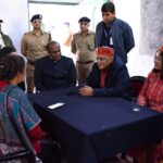 हर्षिल के सीमांत पोलिंग बूथ का निरीक्षण करते मुख्य निर्वाचन आयुक्त ज्ञानेश कुमार