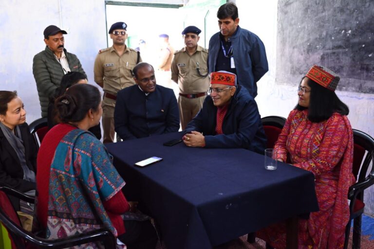 हर्षिल के सीमांत पोलिंग बूथ का निरीक्षण करते मुख्य निर्वाचन आयुक्त ज्ञानेश कुमार