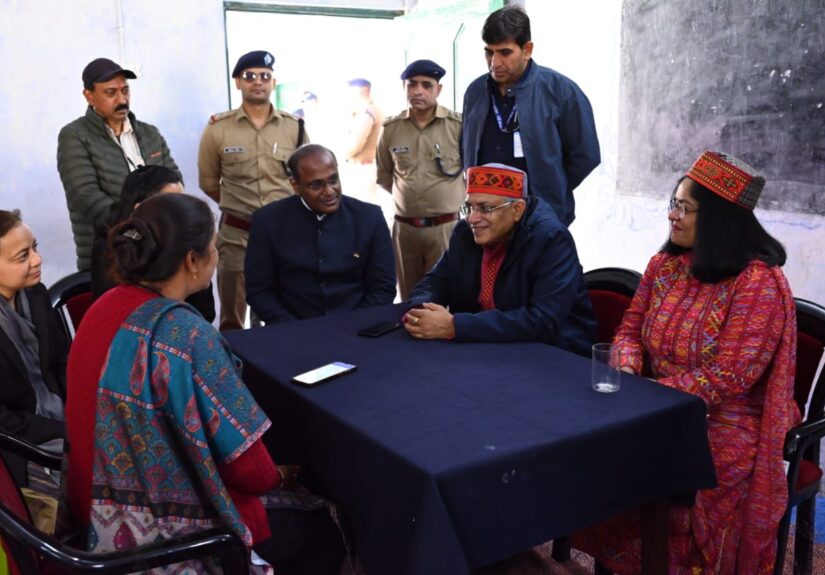 हर्षिल के सीमांत पोलिंग बूथ का निरीक्षण करते मुख्य निर्वाचन आयुक्त ज्ञानेश कुमार