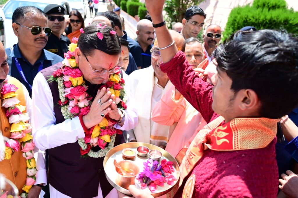 मुख्यमंत्री पुष्कर सिंह धामी विकास योजनाओं की समीक्षा करते हुए