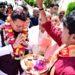 मुख्यमंत्री पुष्कर सिंह धामी विकास योजनाओं की समीक्षा करते हुए